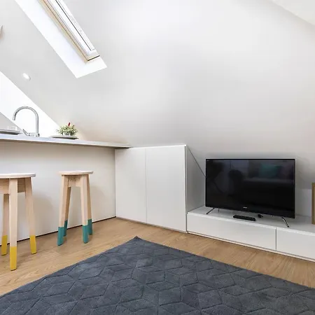 Cosy Flat In Bica Funicular Street Apartament